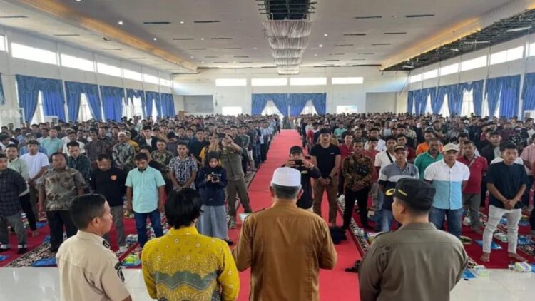 Bupati Pasaman Barat Hamsuardi (peci putih) saat mengukuhkan tenaga lindungan masyarakat untuk Pemilihan Kepala Daerah (Pilkada) 2024 di Simpang Empat, Selasa (24/9/2024). Antara/Altas Maulana.