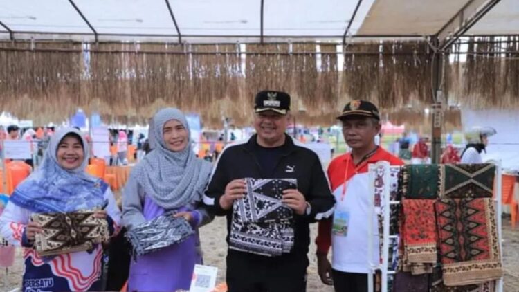 Wali Kota Solok Zul Elfian Umar mengunjungi salah satu bazar batik tanah liek saat pelaksanaan Rang Solok Baralek Gadang yang digelar di hamparan sawah Solok, Sumatera Barat. ANTARA/HO-Prokomp Solok.