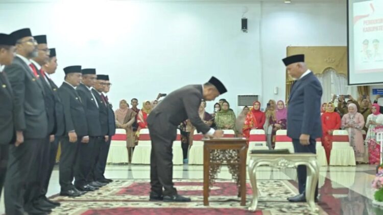 Sembilan Pjs Kepala Daerah Dilantik, Gubernur Sumbar Minta Jalankan Tugas Sebaik-baiknya 1 Gubernur Sumbar, Mahyeldi melantik sembilan Pjs bupati/wali kota. (ANTARA/HO-Biro Adpim Sumbar)