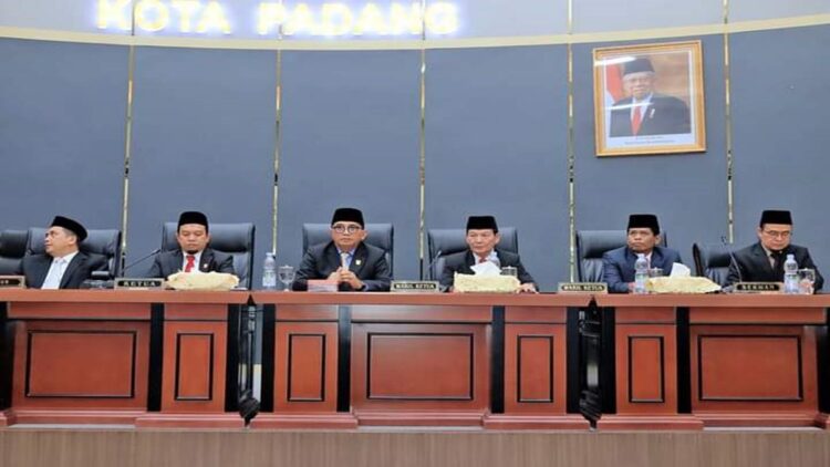 Struktur Komisi dan Bapemperda DPRD Padang Ditetapkan, Ini Nama-namanya 1 DPRD Padang menetapkan struktur komisi dan Bapemperda 2024-2029. (Foto: Dok. MC Padang)