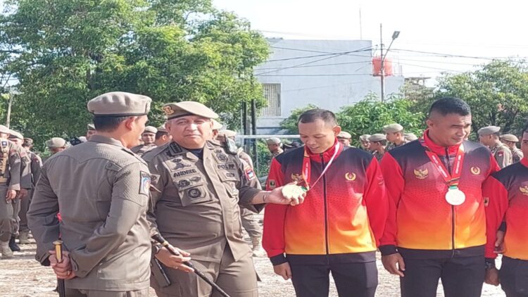 Pj Wako Padang Upayakan Bonus bagi Atlet Peraih Medali di PON XXI 1 Pj Wako Padang Bersama atlet peraih medali di PON XXI Aceh-Sumut. (Foto: Dok. MC Padang)
