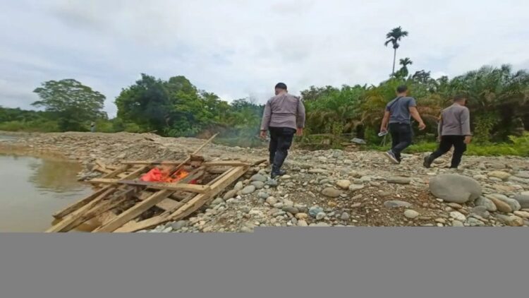 Razia, Polres Pasbar Temukan Bekas Galian yang Ditinggal Penambang Emas Ilegal 1 Tim Polres Pasaman Barat saat turun Kecamatan Tanah Batahan melakukan penertiban tambang emas ilegal di daerah itu. Dari patroli itu ditemukan galian tambang emas ilegal dan tenda bekas penambang. ANTARA/HO-Humas Polres Pasaman Barat.