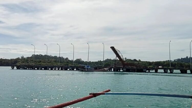 Kondisi Pelabuhan Teluk Tapang Air Bangis Kecamatan Sungai Beremas Kabupaten Pasaman Barat. Antara/Altas Maulana.