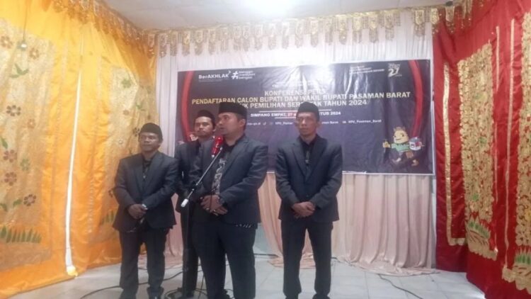 Jajaran komisioner KPU Pasaman Barat. KPU setempat membuka tahapan penyampaian tanggapan masyarakat terkait keabsahan dokumen persyaratan pencalonan pasangan calon bupati dan wakil bupati yang mendaftar untuk pilkada pada 15-18 September 2024. Antara/Altas Maulana.