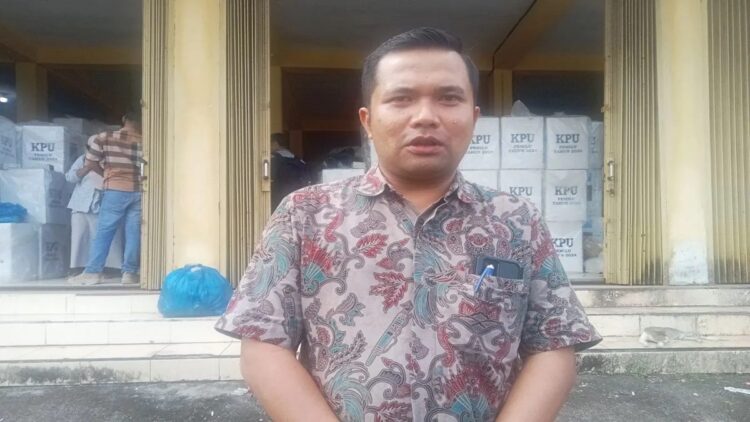 KPU Pasbar Siapkan Antisipasi Ancaman Cuaca Ekstrem saat Pendistribusian Logistik 1 Ketua KPU Pasaman Barat Alfi Syahrin. KPU setempat mulai menyiapkan langkah-langkah antisipasi menyikapi gangguan cuaca saat Pilkada 2024. ANTARA/Altas Maulana.