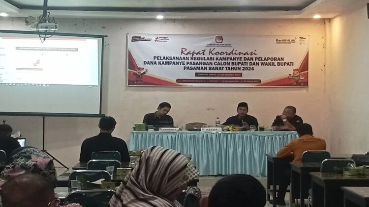 KPU Pasaman Barat Siap Pantau Sumber Dana Kampanye Bakal Calon Kepala Daerah 1 KPU Pasaman Barat saat mengadakan rapat koordinasi dengan penghubung pasangan bakal calon bupati dan wakil bupati membahas persiapan kampanye Pilkada 2024 di Simpang Empat, Rabu (18/9/2024). Antara/Altas Maulana.