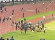 Laga Persib Vs Persija Berakhir Ricuh, Suporter Serang dan Lempari Steward