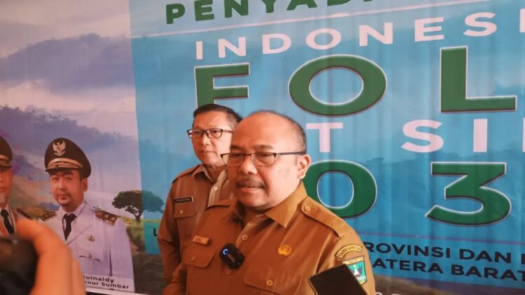 Sekretaris Daerah Provinsi Sumbar, Hansastri didampingi Kepala Dinas Kehutanan Sumbar, Yozarwardi. ANTARA/Miko Elfisha