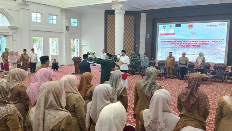 Buka 50 Lowongan, Tiga Formasi CPNS di Pemko Bukittinggi Kosong Pendaftar 1 Aparatur Sipil Negara (ASN) Pemkot Bukittinggi dalam salah satu kegiatan pemerintahan. Pendaftaran CPNS di Bukittinggi meninggalkan tiga posisi yang kosong pendaftar (Antara/Al Fatah)