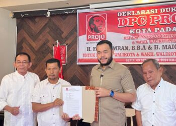 Gegara 2 Progul Ini, Ormas Loyalis Jokowi Dukung Fadly Amran dan Maigus Nasir di Pilkada Padang 14 Ormas loyalis Presiden Jokowi memberikan dukungan kepada Fadly Amran dan Maigus Nasir di Pilkada Padang, Senin (9/9/2024) siang. (Foto: Dok. Tim FA)