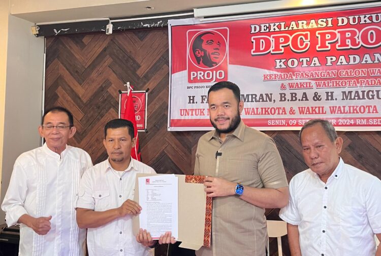 Gegara 2 Progul Ini, Ormas Loyalis Jokowi Dukung Fadly Amran dan Maigus Nasir di Pilkada Padang 1 Ormas loyalis Presiden Jokowi memberikan dukungan kepada Fadly Amran dan Maigus Nasir di Pilkada Padang, Senin (9/9/2024) siang. (Foto: Dok. Tim FA)