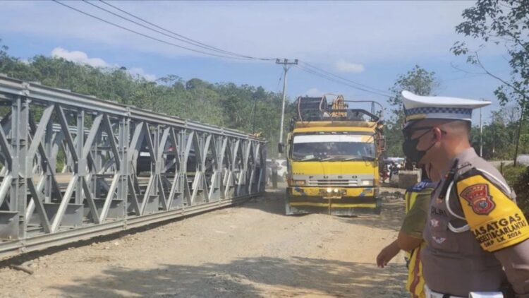 Kondisi Jalan Lintas Sumbar Riau pada satu sisi yang menggunakan jembatan rangkaian baja portabel atau bailey di Desa Tanjung Alai, Kabupaten Kampar. ANTARA/HO-BPJN Riau