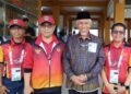 Gubernur Mahyeldi (baju batik berpeci) mendampingi kontingen Sumbar yang berlaga di PON Aceh-Sumut. (Foto: Dok. Adpim)