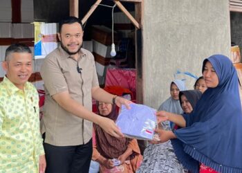 Fadly Amran Implementasikan Program "Padang Sigap", Sambangi dan Bantu Korban Bencana di Kuranji dan Muaro Batang Arau 12 Cawako Padang, Fadly Amran (tengah) menyerahkan bantuan kepada korban terdampak kebakaran di Tui, Kecamatan Kuranji pada Selasa (9/9/2024) siang. (Foto: Dok. Tim FA)