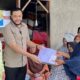 Cawako Padang, Fadly Amran (tengah) menyerahkan bantuan kepada korban terdampak kebakaran di Tui, Kecamatan Kuranji pada Selasa (9/9/2024) siang. (Foto: Dok. Tim FA)
