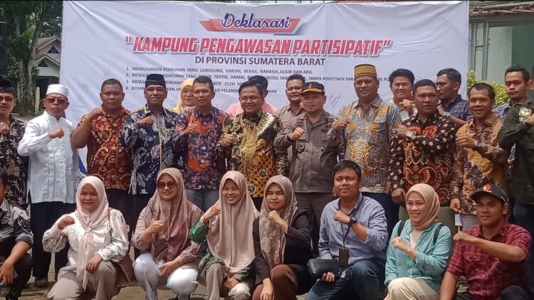 Ajak Masyarakat Awasi Pilkada, Bawaslu Sumbar bikin Kampung Pengawasan Partisipatif di Pasbar 1 Badan Pengawas Pemilu (Bawaslu) Provinsi Sumatera Barat (Sumbar) dan Bawaslu Kabupaten Pasaman Barat mendeklarasikan kampung pengawasan partisipatif di Kecamatan Kinali, Senin (16/9/2024).