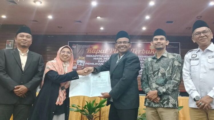 DPT Pilkada Bukittinggi 97.517 Pemilih, Bertambah 2.449 dari Pileg 1 Penyerahan berita acara penetapan jumlah daftar pemilih tetap (DPT) Pilkada Bukittinggi oleh KPU ke Bawaslu. KPU menetapkan sebanyak 97.517 orang, angka ini naik sebanyak 2.449 pemilih dibanding DPT Pileg. (Antara/Al Fatah)
