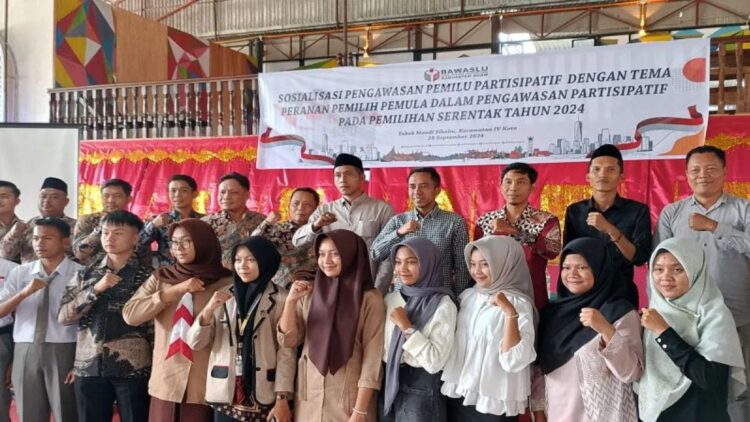 Puluhan pelajar bersama Bawaslu Agam mengikuti sosialisasi pengawasan Pemilu Serentak. Bawaslu mengajak partisipasi aktif generasi muda mengawal terselenggaranya Pemilu yang jujur dan aman (Antara/Al Fatah)