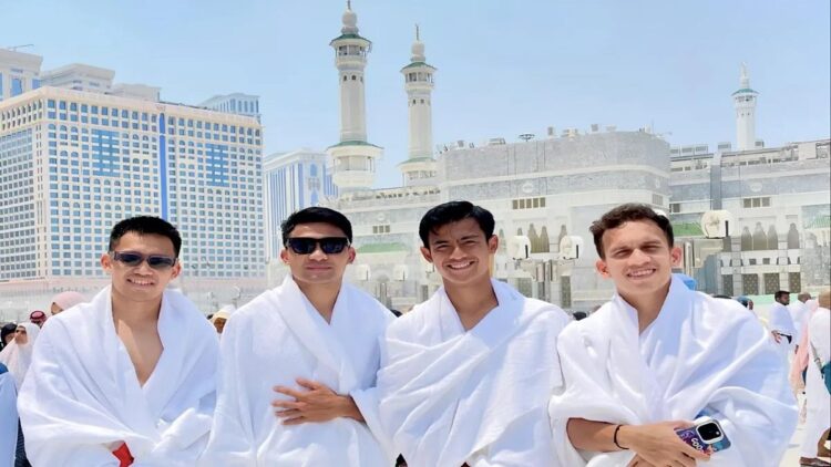 (Dari kiri ke kanan) Penggawa Timnas Indonesia Witan Sulaeman, Asnawi Mangkualam, Pratama Arhan, dan Egy Maulana berpose saat melakukan ibadah umrah di Makkah menjelang laga pembuka putaran ketiga Kualifikasi Piala Dunia 2026 zona Asia melawan Arab Saudi. (ANTARA/Ho/Pratama Arhan)