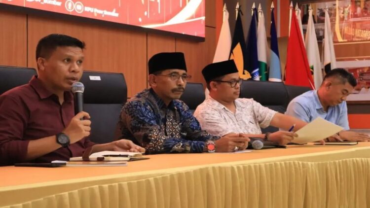 Bapaslon Gubernur-Wagub Sumbar Belum Penuhi Syarat, KPU Sebut Administrasi Perlu Perbaikan 1 Jajaran Komisioner KPU Provinsi Sumbar memberikan penjelasan mengenai syarat calon Gubernur dan Wakil Gubernur Sumbar yang belum memenuhi syarat di Padang, Rabu (4/9/2024). ANTARA/Muhammad Zulfikar.