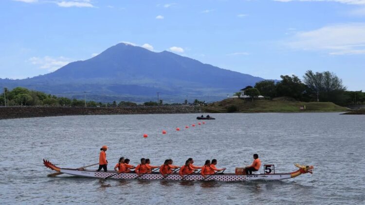 Kontigen Kalimantan Tengah mengayuh perahu usai memastikan diri masuk ke final cabang olahraga dayung perahu naga nomor 12 crew 500 meter di Bendungan Keuliling, Aceh Besar, Minggu (15/9/2024). ANTARA/Muhammad Zulfikar.