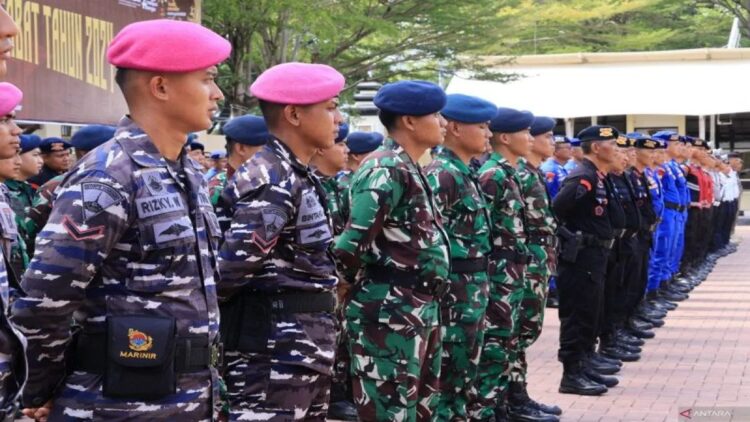 Ada Polisi tak Netral selama Pilkada, Kapolda Minta Masyarakat tak Takut Melapor 1 Personel gabungan yang terdiri dari TNI,Polri Dinas Perhubungan dan Satpol-PP mendengarkan arahan pada deklarasi damai Pilkada serentak di Mapolda Sumbar, Selasa (24/9/2024). ANTARA/Muhammad Zulfikar.