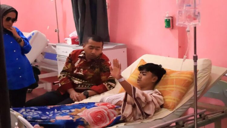 Plt Gubernur Provinsi Sumbar Audy Joinaldy (batik merah) membesuk salah seorang korban longsor tambang emas, di RSUD Arosuka, Kabupaten Solok, Sabtu (28/9/2024). ANTARA/Muhammad Zulfikar