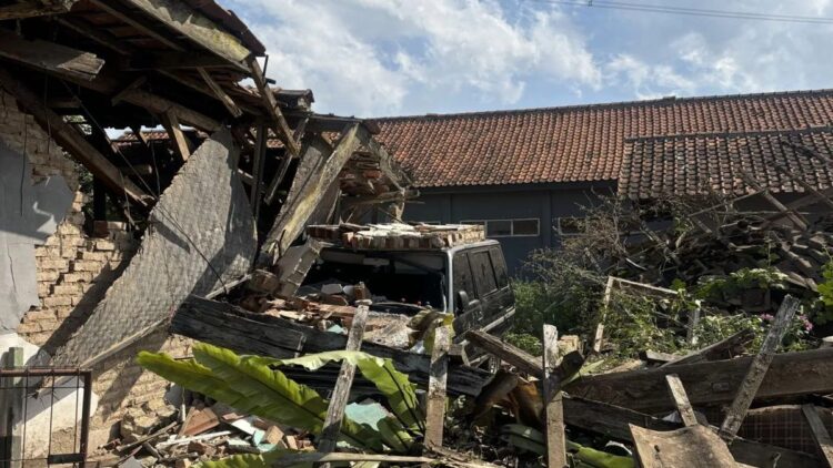 Kondisi salah satu rumah yang mengalami kerusakan cukup parah pascagempa di Kabupaten Bandung, Jawa Barat, Rabu (18/9/2024). (ANTARA/Rubby Jovan)