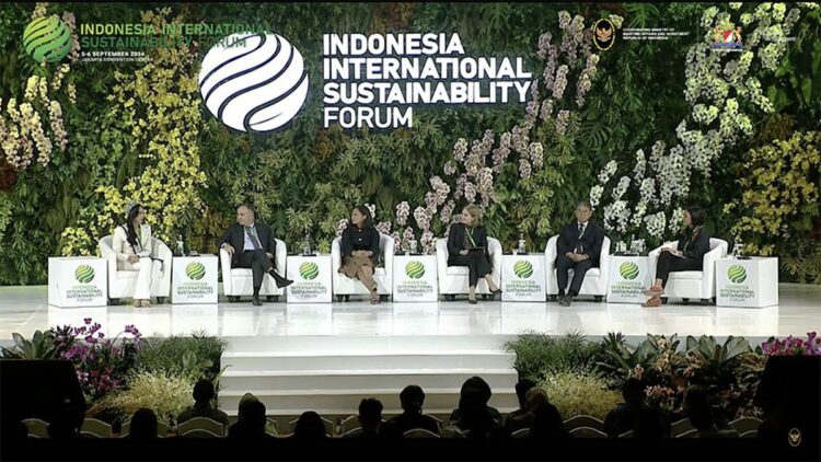 Menutup penyelenggaraan Indonesia International Sustainability Forum (ISF) 2024 yang berjalan sukses, Menteri Koordinator Bidang Kemaritiman dan Investasi, Luhut Binsar Pandjaitan, kolaborasi jangka panjang menjadi kunci untuk menanggulangi krisis iklim. Sabtu, (7/9/2024). Foto. Humas Kemenko Marves RI.