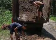 Jalan Koto Sawah Ujung Gading Pasbar Rusak Parah, Warga Inisiatif Timbun Jalan Berlubang