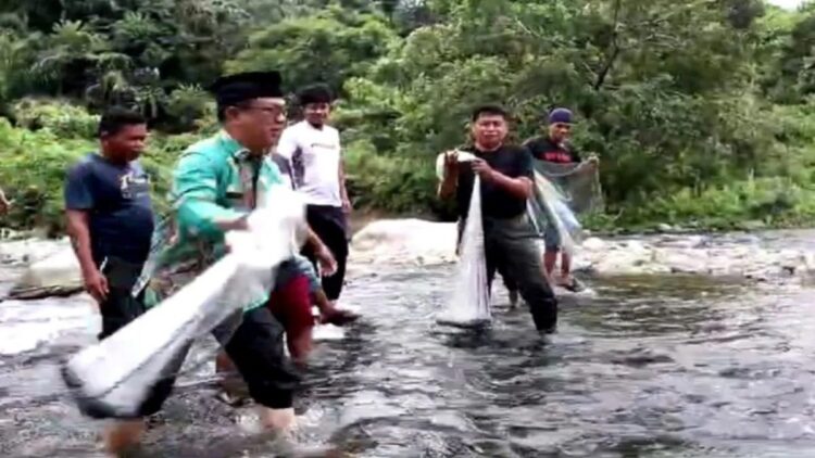 Wali Nagari Kuranji Hulu, Kecamatan Sungai Garingging, Kabupaten Padang Pariaman, Sumatera Barat Salman Hardani melempar jala untuk menangkap ikan di sungai di daerah itu. ANTARA/Aadiaat M. S.