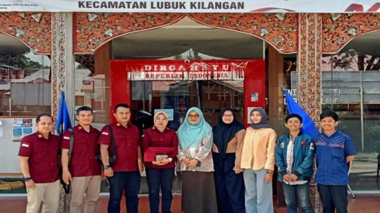 Kelompok Sadar Hukum di Padang Dapat Pembinaan dari Kemenkumham Sumbar 1 Tim dari Kanwil Kemenkumham Sumbar usai memberikan penyuluhan hukum ke kepompok sadar hukum di Kecamatan Lubuk Kilangan, Padang pada Kamis (26/9). ANTARA/HO-KemenkumhamSumbar