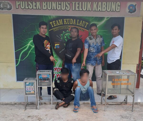 Polisi Tangkap 2 Pencuri Kotak Amal di Bungus Padang 1 Dua pelaku pencurian kotak amal ditangkap polisi pada Sabtu (31/8/2024) sore. (Foto: Dok. Polsek Bungus Teluk Kabung)