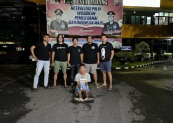 Pelaku pencurian di salah satu toko listrik Kota Padang ditangkap polisi pada Rabu (4/9/2024) malam. (Foto: Dok. Tim Klewang)