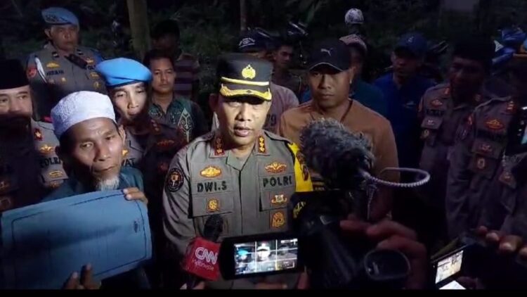 Kunjungi Rumah Korban Dugaan Pembunuhan, Polda Sumbar Berkomitmen Tuntaskan Kasus 1 Kabid Humas Polda Sumbar datangi rumah Nia si penjual gorengan yang diduga meninggal dibunuh. (dok. istimewa)