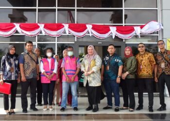 Kejari Mentawai menahan dua tersangka korupsi pembangunan gedung Badan Keuangan Daerah (Bakeuda) Mentawai. (dok. istimewa)