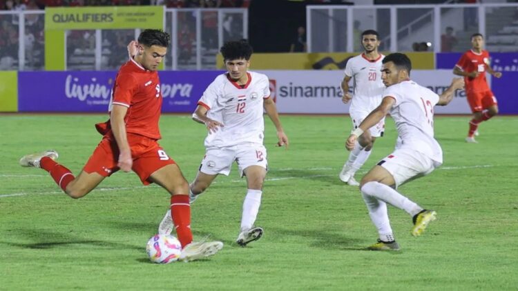 Pesepak bola Timnas Indonesia U-20 Jens Raven (kiri) menendang bola yang berusaha dihalau pesepakbola Timnas Yaman U20 Saeed Abdullah (kedua kiri) dan Ahmed Mustafa Al Hajj (kanan) saat bertanding pada Kualifikasi Piala Asia U-20 2025 Grup F di Stadion Madya Gelora Bung Karno, Jakarta, Minggu (29/9/2024). ANTARA FOTO/Dhemas Reviyanto/app/YU (ANTARA FOTO/DHEMAS REVIYANTO)