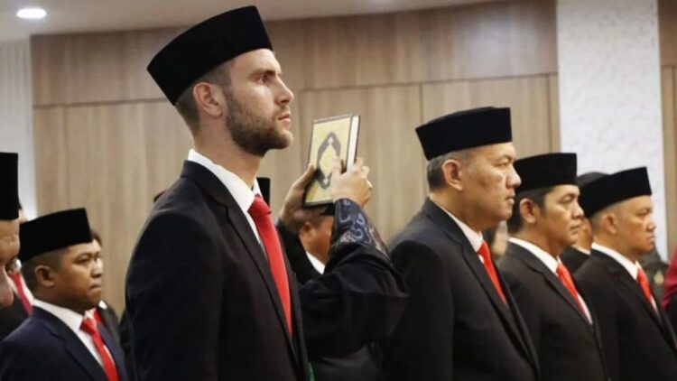 STY Sebut Pemain Abroad Sangat Membantu Performa Timnas 1 Kiper milik klub Major League Soccer (MLS) Amerika Serikat FC Dallas, Maarten Paes saat menjalani pengambilan sumpah menjadi Warga Negara Indonesia (WNI) di Kantor Wilayah (Kanwil) Kementrian Hukum dan Hak Asasi Manusia (Kemenkumham) DKI Jakarta, Jakarta Timur, Selasa, (30/4/2024). ANTARA/HO-Kemenkumham DKI Jakarta/aa.