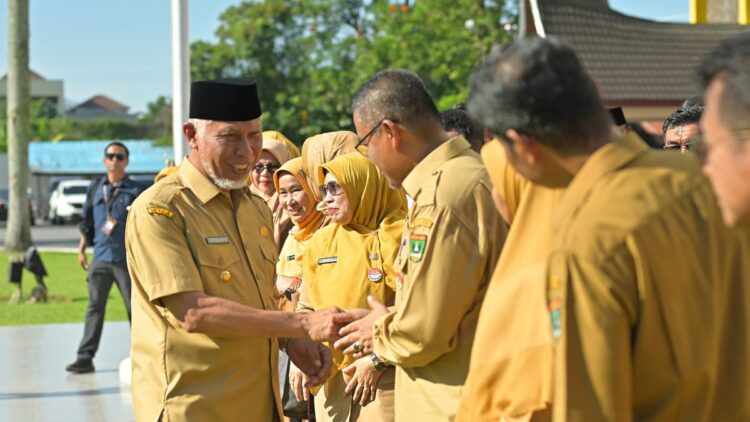 Cuti Pilkada, Gubernur Mahyeldi Minta Seluruh ASN Pemprov Sumbar Terus Optimal Melayani Masyarakat 1 Mahyeldi pamit dengan jajaran OPD di Pemprov Sumbar. (dok. istimewa)