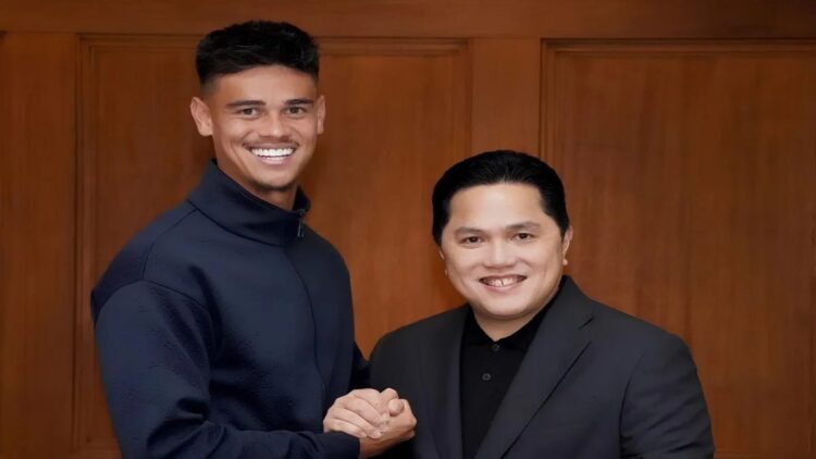 Calon pemain Indonesia Mees Hilgers saat berjabat tangan dengan Ketua Umum Persatuan Sepak Bola Seluruh Indonesia (PSSI) Erick Thohir untuk menyetujui keputusannya pada Jumat (6/9/2024). (ANTARA/HO/Erick Thohir)