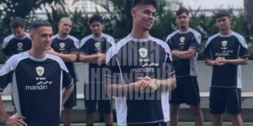 Mess Hilgers dan Eliano Reijnders saat latihan bersama Timnas senior. (dok. medsos Timnas Indonesia)