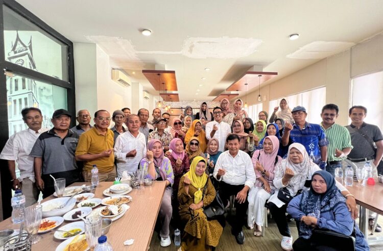 Silaturahmi dengan Warga Jati, Rachmad Wijaya: Hendri-Hidayat Pilihan Tepat untuk Padang 1 Kamis (14/9/2024), Anggota DPRD Padang Rachmad Wijaya menggelar pertemuan dengan warga Kelurahan Jati, Padang Timur di salah satu rumah makan di Kota Padang.