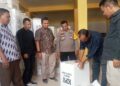 Ketua KPU Pasaman Barat Alfi Syahrin (tiga dari kanan) dan Kabag Ops Polres Pasaman Barat Kompol Muzhendra dan Bawaslu saat membersihkan gudang logistik pemilu untuk digunakan penyimpanan logistik Pilkada 2024, Jumat (13/9/2024). (Antara/Altas Maulana)