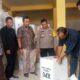 Ketua KPU Pasaman Barat Alfi Syahrin (tiga dari kanan) dan Kabag Ops Polres Pasaman Barat Kompol Muzhendra dan Bawaslu saat membersihkan gudang logistik pemilu untuk digunakan penyimpanan logistik Pilkada 2024, Jumat (13/9/2024). (Antara/Altas Maulana)