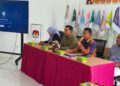 Ketua Divisi Teknis dan Penyelenggara Pemilu KPU Agam Zainal Fatli memimpin rapat menyerahkan berita acara. (Dok HO/KPU Agam)