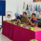 Ketua Divisi Teknis dan Penyelenggara Pemilu KPU Agam Zainal Fatli memimpin rapat menyerahkan berita acara. (Dok HO/KPU Agam)