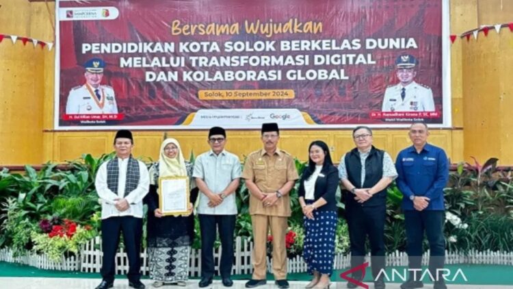 Pemkot Solok Gelar Pelatihan "Coding" untuk Wujudkan Pendidikan Kelas Dunia 1 Dinas Pendidikan Kota Solok, Sumatera Barat mengadakan pelatihan "coding" untuk wujudkan pendidikan berkelas dunia. (ANTARA/HO-Diskominfo Solok)