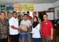 Semen Padang serahkan bantuan sosial dan pendidikan di Tarantang. (dok. Humas)