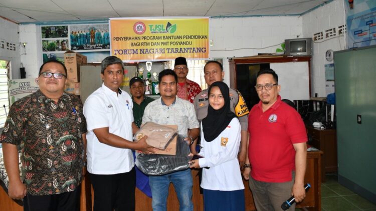 PT Semen Padang Salurkan Bantuan Sosial untuk Pendidikan dan Kesehatan di Tarantang 1 Semen Padang serahkan bantuan sosial dan pendidikan di Tarantang. (dok. Humas)