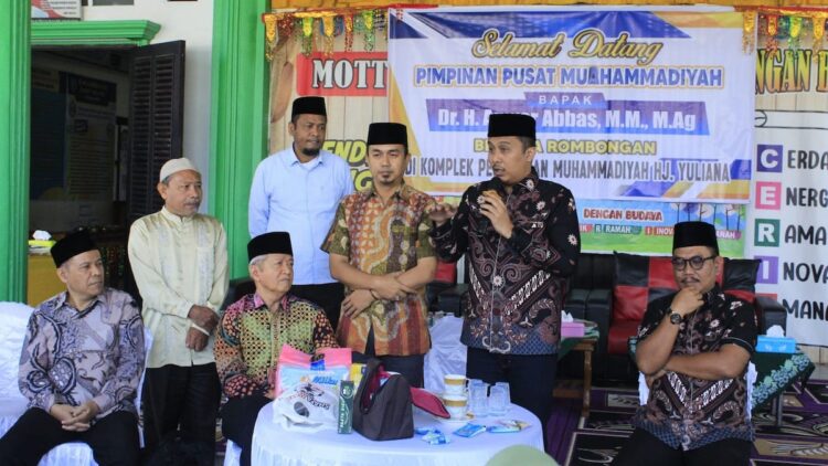 Vasko Ruseimy Tegaskan Komitmen untuk Majukan Pendidikan dan Kesejahteraan Guru 1 Calon Wakil Gubernur Sumatera Barat, Vasko Ruseimy, menegaskan komitmennya untuk memajukan sektor pendidikan di Sumatera Barat. Hal tersebut disampaikannya saat mendampingi Ketua Pimpinan Pusat Muhammadiyah, Buya Anwar Abbas, dalam kunjungan ke Kompleks Perguruan Muhammadiyah Hj. Yuliana di Limapuluh Kota, Ahad (22/9). (dok. istimewa)